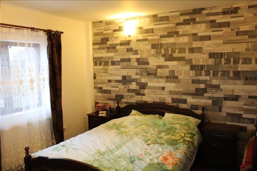 Apartament cu 10 camere decomandat, mobilat în Mineri