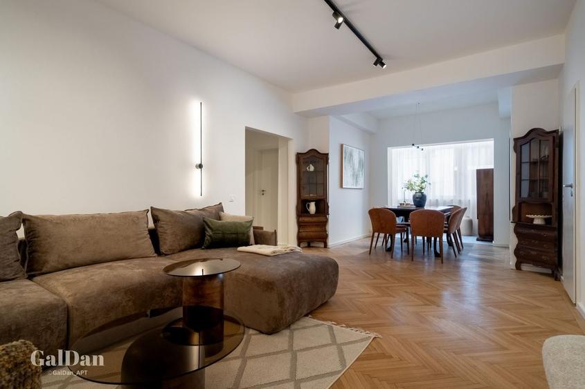 Apartament cu 5 camere în P-ța Universității