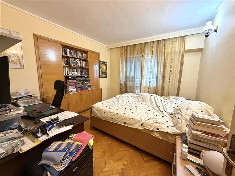 Apartament cu 3 camere decomandat în Nicolina