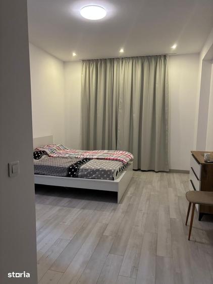 Apartament cu 3 camere semidecomandat în Văcăresti