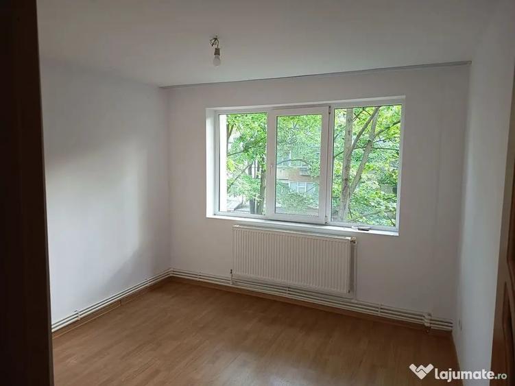 Apartament cu 3 camere semidecomandat în Micro 17
