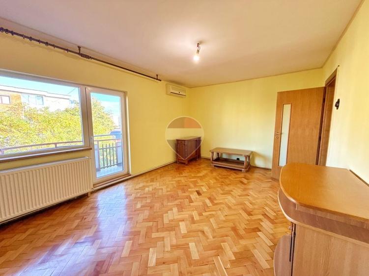 Apartament cu 3 camere decomandat, mobilat în Intim