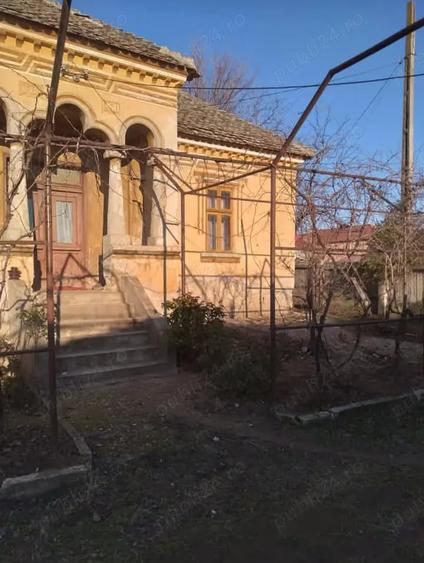 Casă cu 5 camere cu Teren 2500 Mp în Ciupercenii Noi
