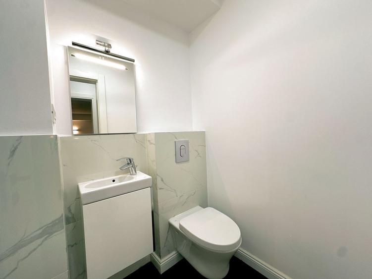 Casă individuală cu 18 camere cu Canalizare în Polonă