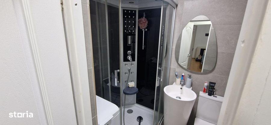 Apartament cu 3 camere decomandat în Valea Oltului