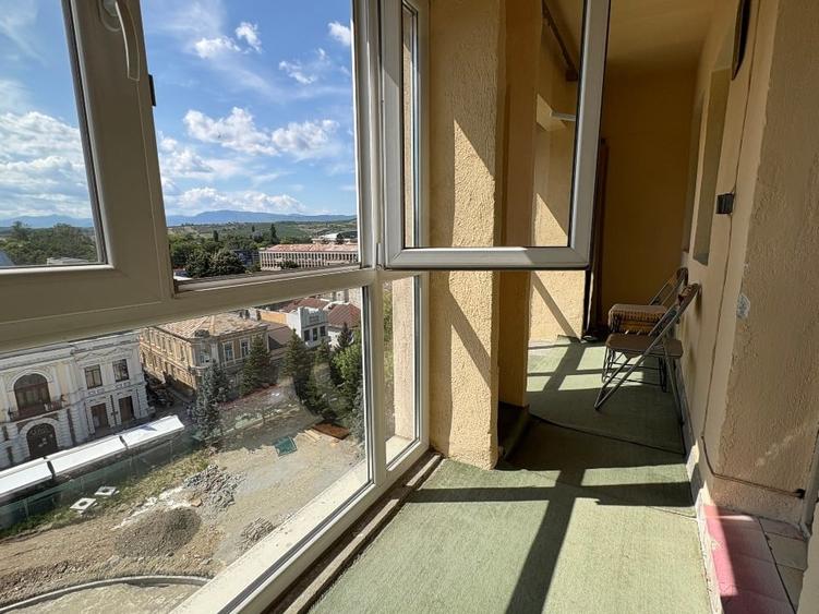 Apartament cu 4 camere decomandat, mobilat în Central