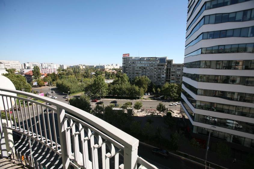 Apartament cu 3 camere semidecomandat în Muncii