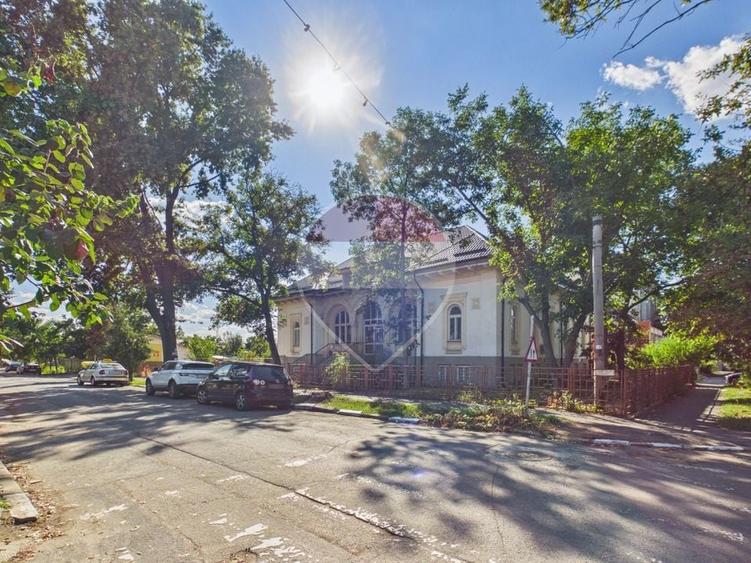 Casă individuală cu 3 camere cu Teren 414 Mp în Central