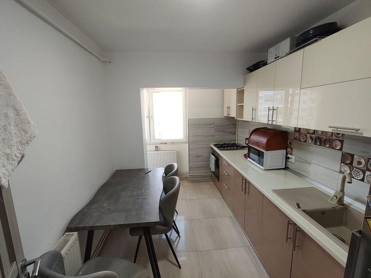 Apartament cu 3 camere decomandat în Micro 6