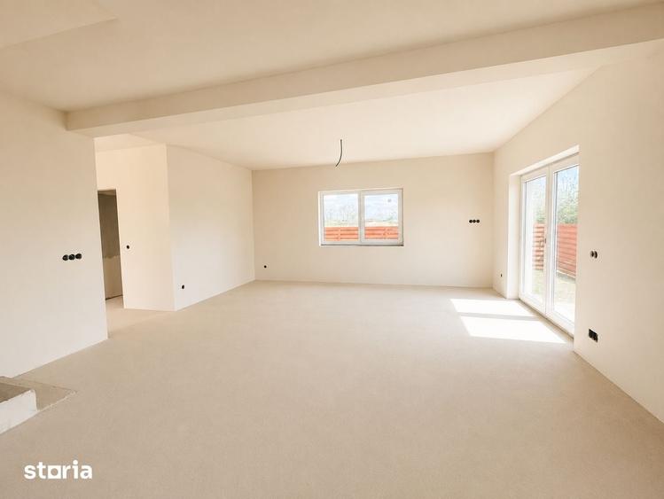 Casă cu 9 camere cu Teren 476 Mp în Jucu