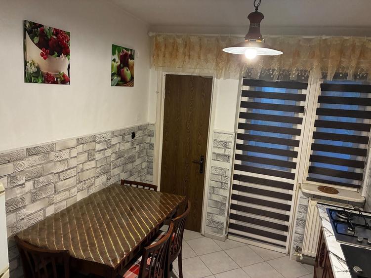 Apartament cu 3 camere decomandat în Calea București