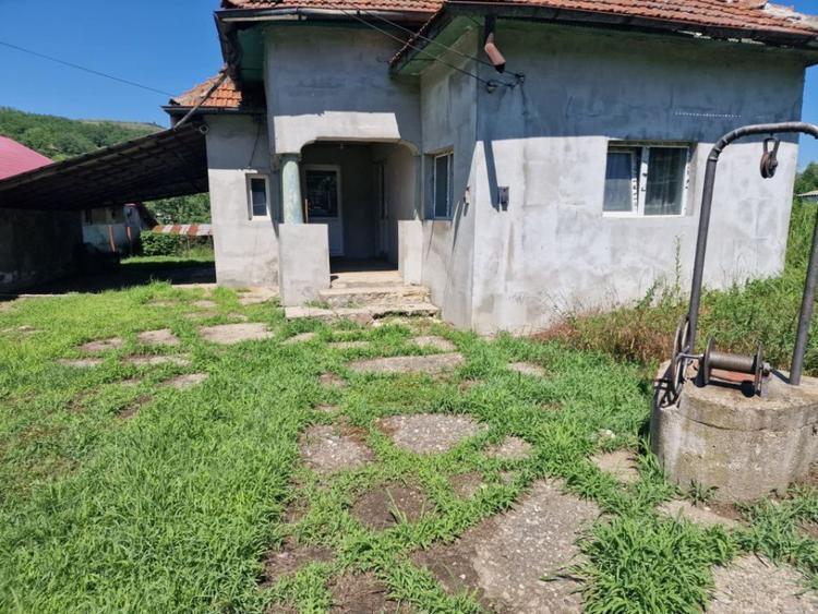 Casă cu 4 camere cu Teren 400 Mp în Călinești