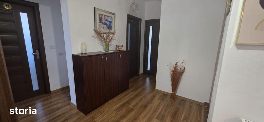 Casă cu 6 camere cu Teren 500 Mp în Malu Mare