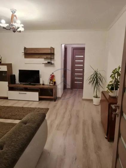 Apartament cu 3 camere semidecomandat, mobilat în Central