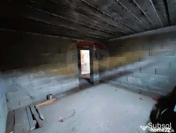 Casă cu 7 camere cu Teren 300 Mp în Central
