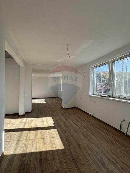 Casă cu 4 camere cu Teren 250 Mp în Vitrometan