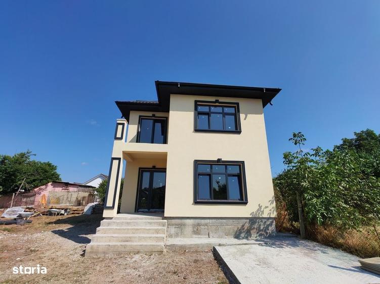 Casă cu 4 camere în Lumina