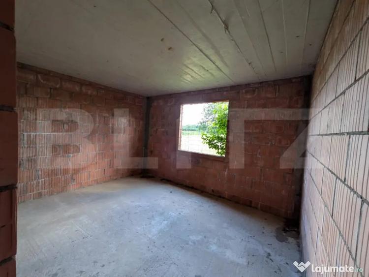 Casă cu 7 camere cu Teren 7500 Mp în Central