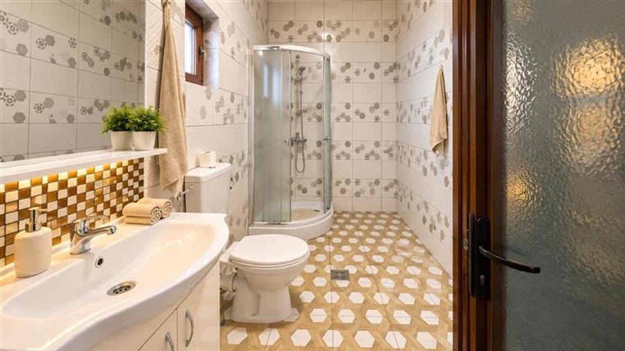 Casă individuală cu 2 camere cu Teren 719 Mp în Exterior Est