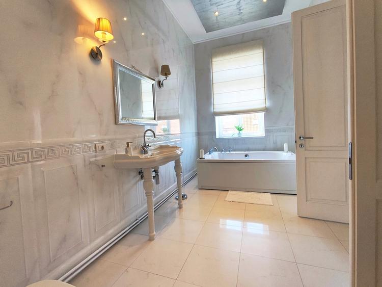 Apartament cu 3 camere decomandat, mobilat în Neptun