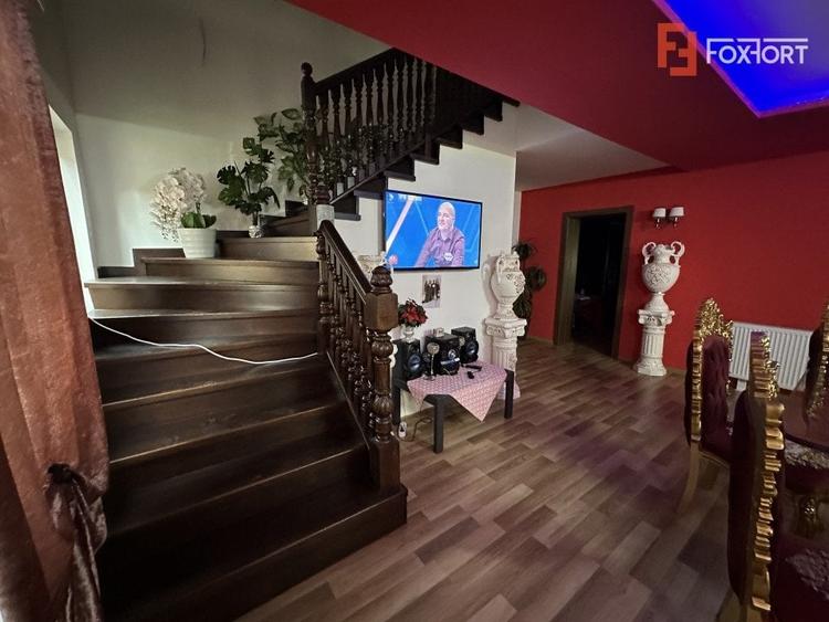 Casă individuală cu 10 camere cu Teren 1560 Mp în Bucovăț (Remetea Mare)