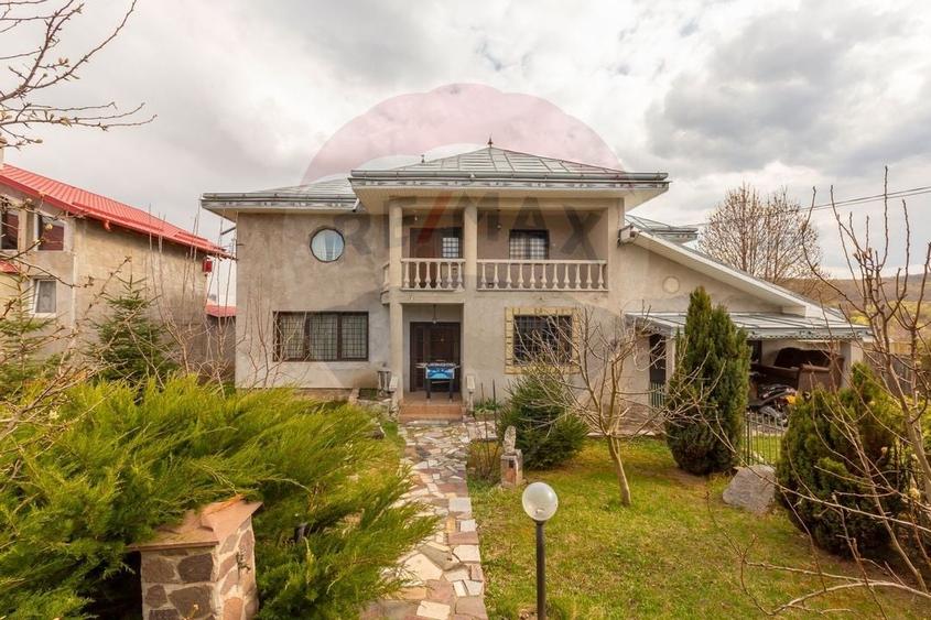 Casă cu 7 camere cu Teren 1020 Mp în Vest