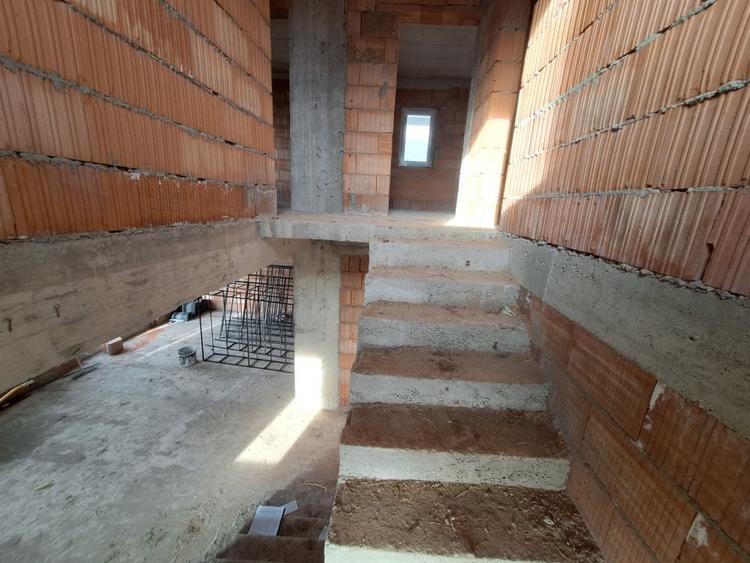 Casă individuală cu 5 camere cu Canalizare în Giarmata