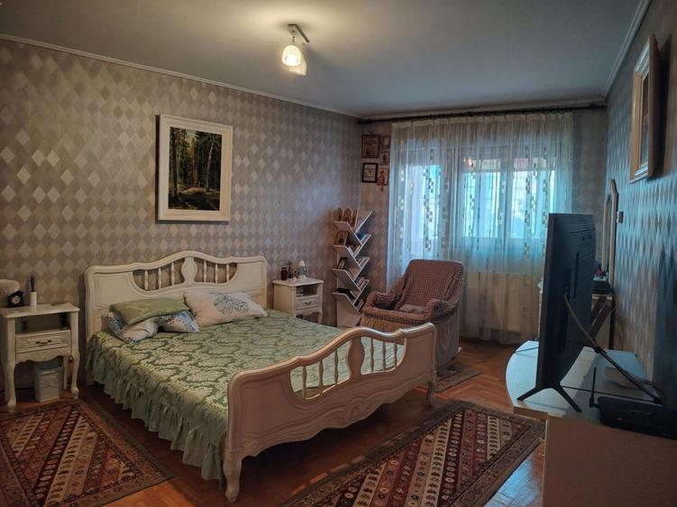 Apartament cu 5 camere decomandat, mobilat în Central