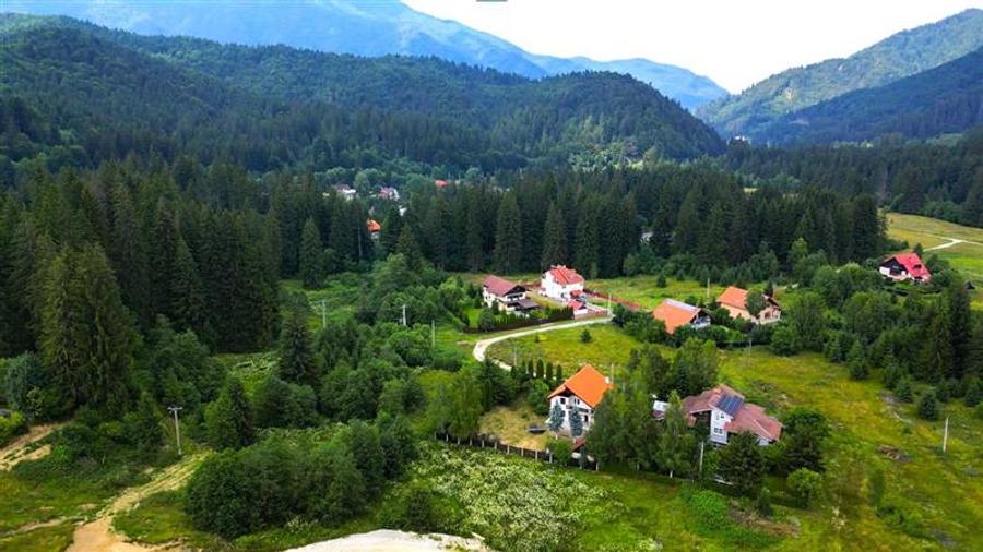 Casă individuală cu 5 camere cu Teren 1700 Mp în Timișu de Sus