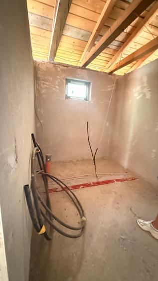 Casă individuală cu 3 camere cu Teren 1678 Mp în Est