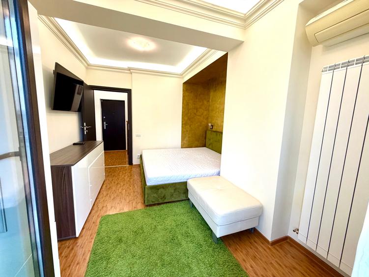 Apartament cu 3 camere semidecomandat în Decebal