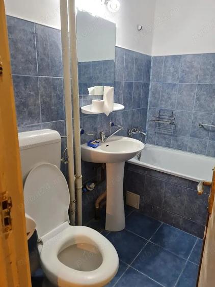 Apartament cu 3 camere semidecomandat în Boul Roșu