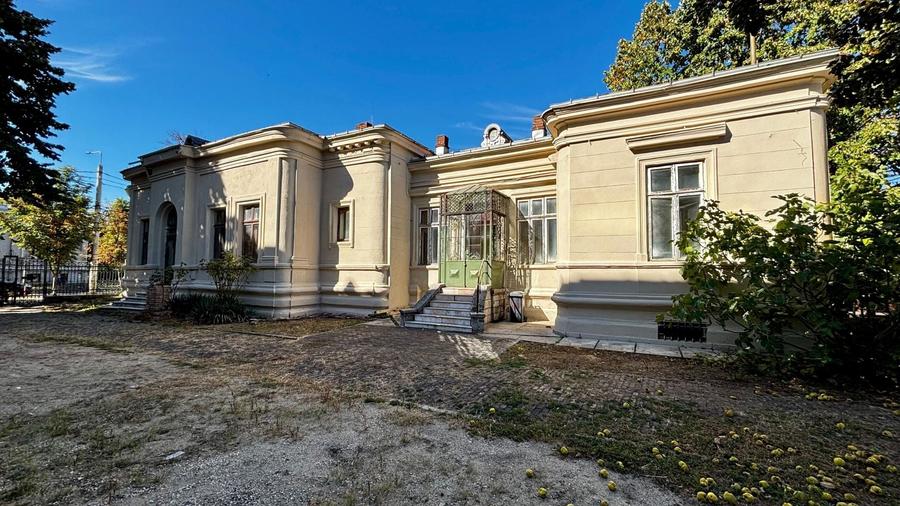 Casă individuală cu 5 camere cu Canalizare în Central