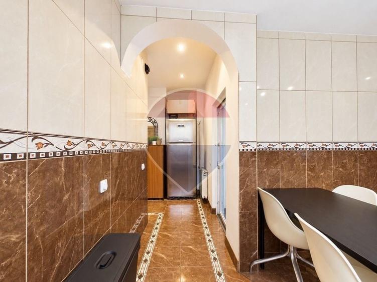 Apartament cu 5 camere semidecomandat, mobilat în Moșilor