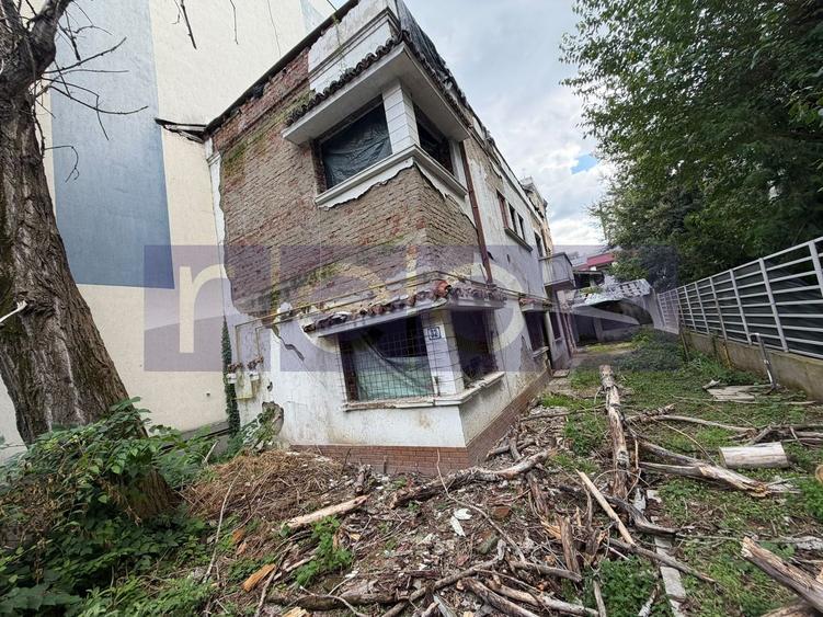 Casă individuală cu 8 camere cu Canalizare în Dorobanți