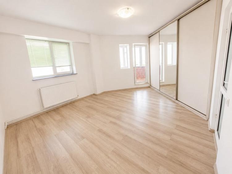 Apartament cu 3 camere decomandat în Trocadero