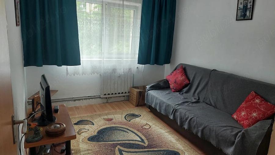Apartament cu 4 camere decomandat în Lipovei