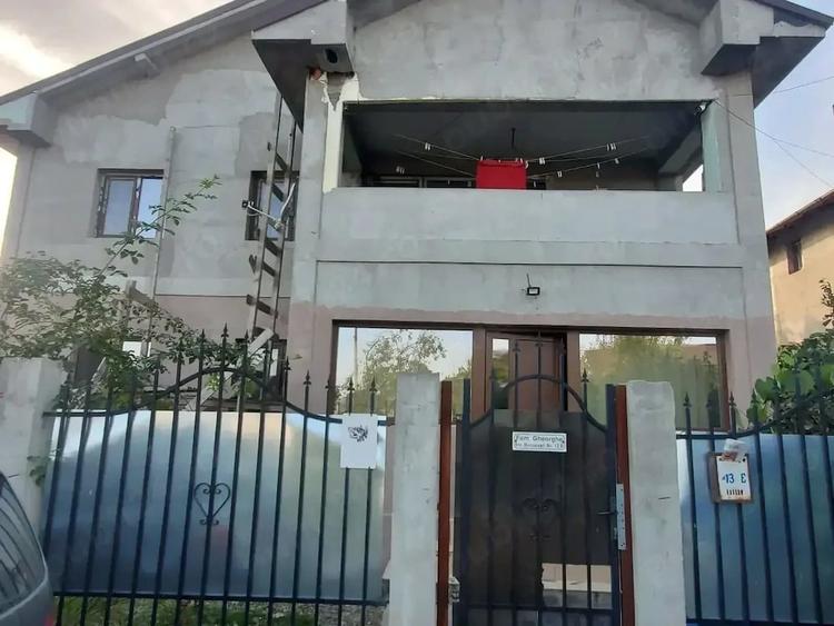 Casă cu 5 camere cu Teren 300 Mp în Valu lui Traian