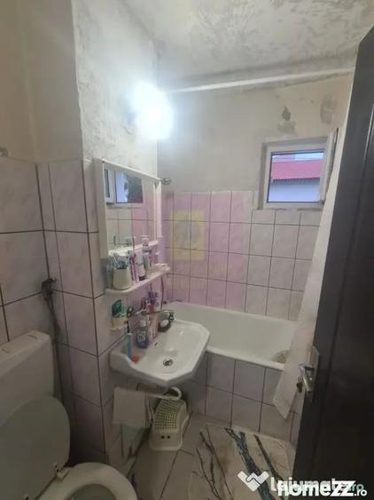 Apartament cu 3 camere semidecomandat în Cuza