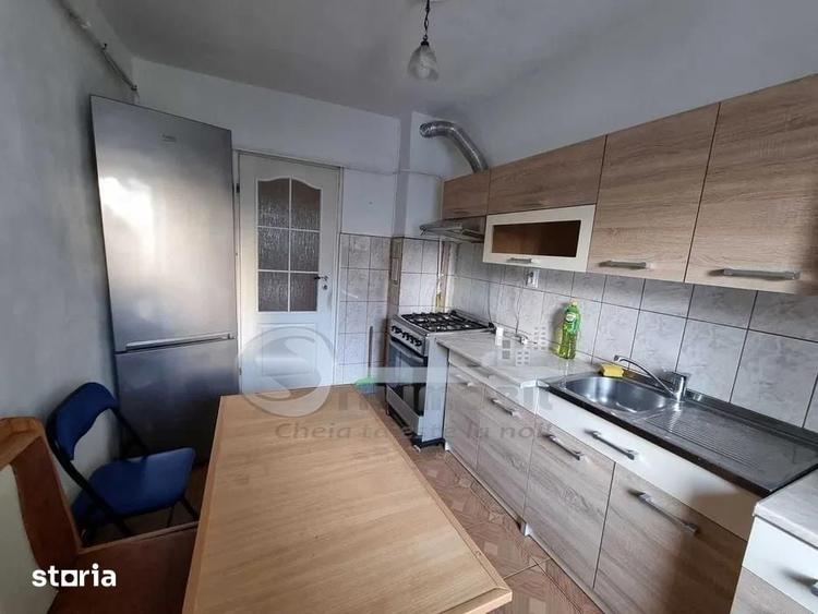 Apartament cu 3 camere decomandat în Podu Roș