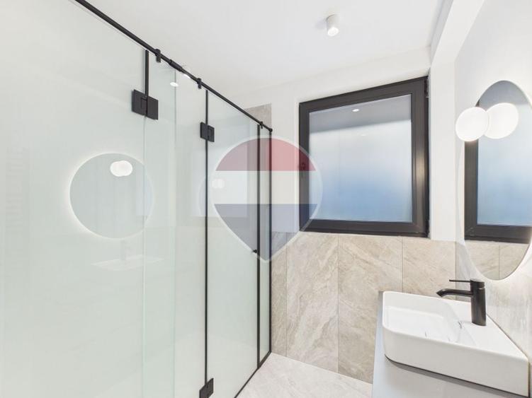 Apartament cu 4 camere decomandat, mobilat în Casin