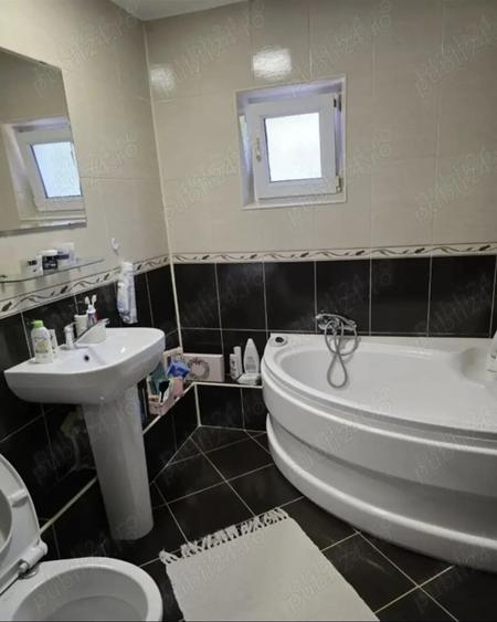 Apartament cu 3 camere semidecomandat în Ghermănești