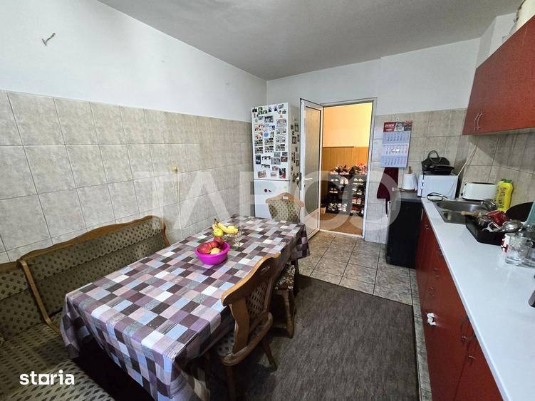 Apartament cu 3 camere decomandat, mobilat în Turnișor
