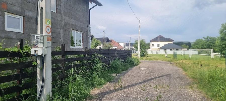 Teren de 400 mp, în Zăvoi