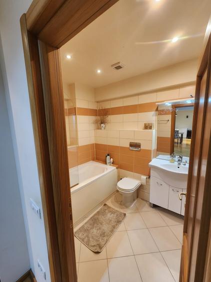 Apartament cu 3 camere semidecomandat în Herăstrău