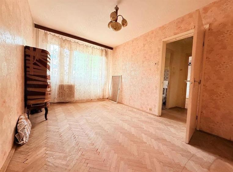 Apartament cu 3 camere semidecomandat în Podu Roș