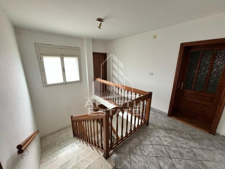 Casă individuală cu 12 camere cu Canalizare în Clocotici