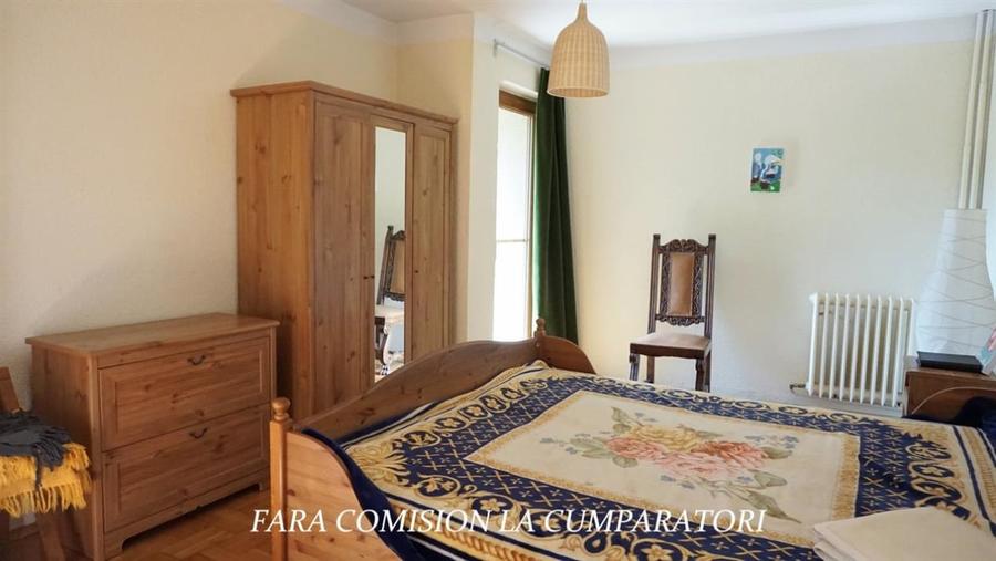 Casă individuală cu 7 camere cu Teren 2328 Mp în Dăești