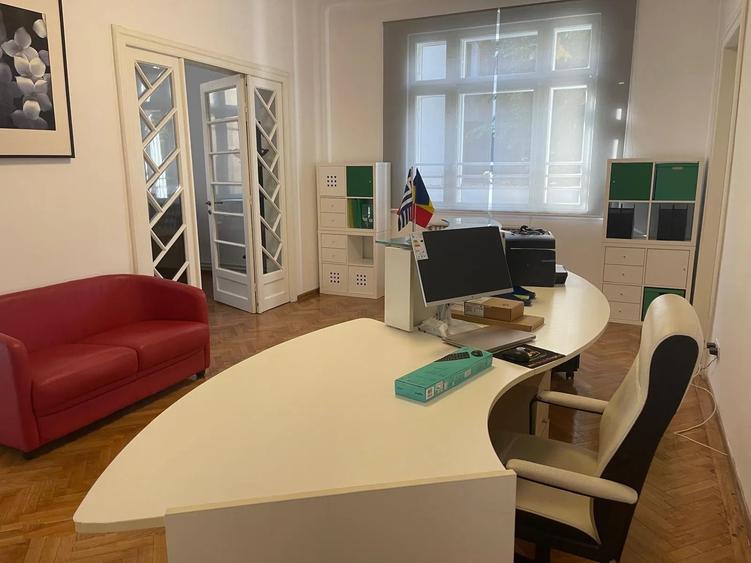 Casă cu 7 camere cu Garaj în Dacia