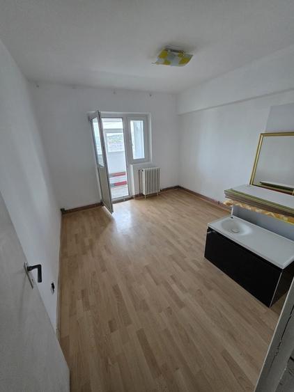 Apartament cu 3 camere decomandat în Dacia